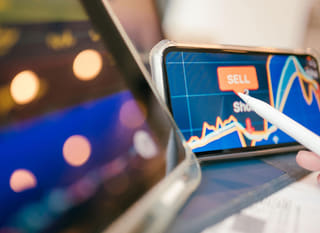 Trader der analyserer optioner på tværs af flere markeder, herunder Bitcoin, Ethereum og forex